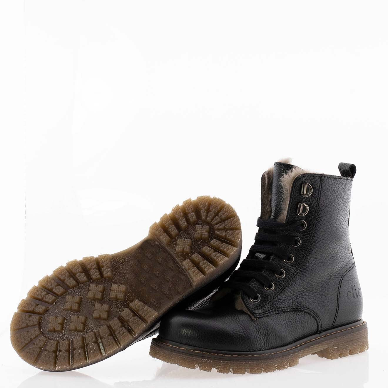 Boots Lack schwarz in Lammfell gefüttert